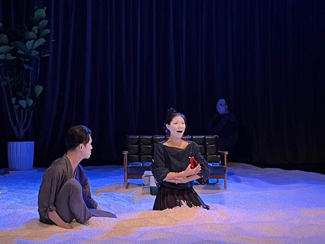 《潮来之音》刻画人的细致情感，呼应每日生活面貌，并预示灾难之后的思念，该如何珍惜当下或是如何让爱得以延续。（晓剧场提供）