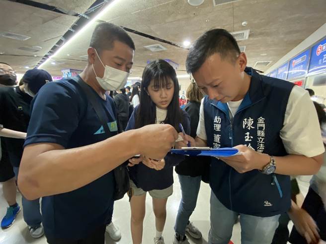 立委陈玉珍服务处人员也在机场协助登记，由县府调动「蓝鹊号」船只疏运。（于家麒摄）