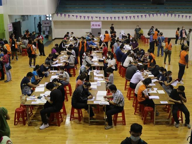 高雄市劳工局与台积电慈善基金会合作，将于5月20日在高雄国际会议中心，举办「徵得就是你」就业媒合与职业探索博览会。（翻摄照片／高雄洪靖宜传真）