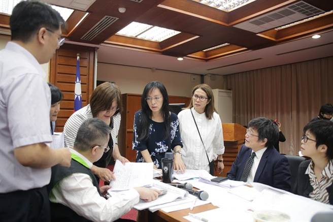 民进党原住民立委陈莹表示，聪明的孩子们，你们应该去瞭解完整的歷史脉络，还有现今原住民的升学保障制度，其实根本没有「加分」效果。（摘自陈莹粉丝专页）