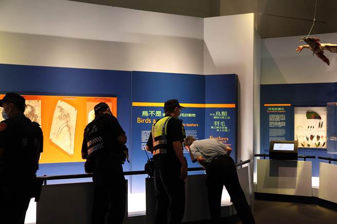 科博馆今天正常开馆，上午8点半至11点警方也加派员警到博物馆加强巡察。（科博馆提供／张亦惠台中传真）