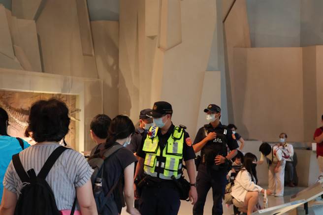 科博馆今天正常开馆，上午8点半至11点警方也加派员警到博物馆加强巡察。（科博馆提供／张亦惠台中传真）