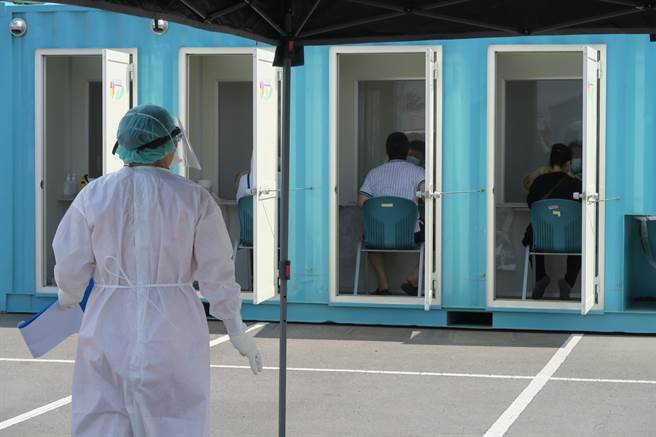 疫情再起，彰化县医疗院所预约系统今天开放线上预约疫苗接种。（孙英哲摄）