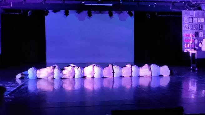 舞蹈空间舞团新作《206 LAB》，舞者模拟脊椎的样态。（李欣恬摄）