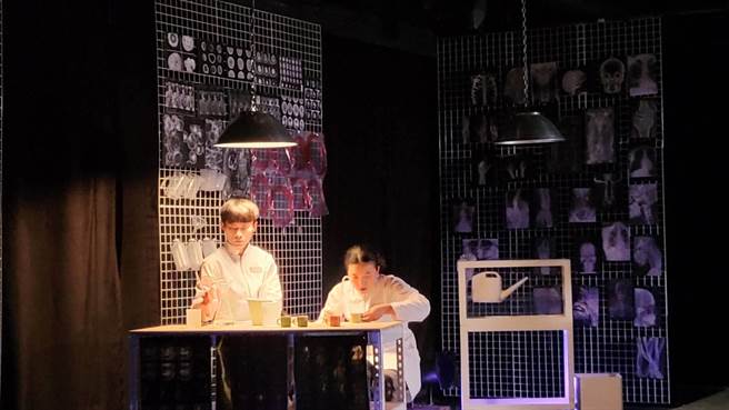 《206 LAB》的舞台像是实验室，也像是展场，或是阅读空间。（李欣恬摄）