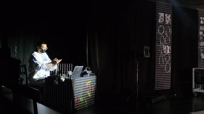 舞蹈空间舞团新作《206 LAB》的音乐设计刘子齐，身穿隔离衣，坐在舞台的角落演奏，为舞者的演出注入不一样的活力。（李欣恬摄）