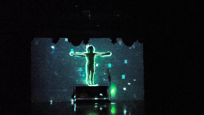 编舞家郑伊雯发挥想像力，为舞蹈空间舞团编创新作《206 LAB》，以人体206块骨头为主题，运用视觉效果和肢体语言，表达人体不同部位骨骼的运作模式。（李欣恬摄）