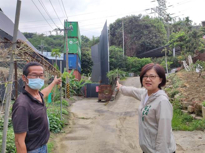 台中市雾峰区万丰里象鼻路居民长期受附近砂石场噪音所苦，业者3月时迭起4个40尺货柜作为隔音墙以改善噪音，遭民眾怒批「没用」。（台中市议员张芬郁提供／潘虹恩台中传真）