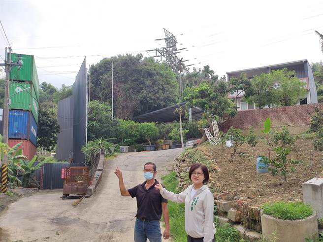 台中市雾峰区万丰里象鼻路砂石场业者迭起「货柜隔音墙」，令李姓居民（左）心惊胆颤，担心地震或工安垮下来。（台中市议员张芬郁提供／潘虹恩台中传真）