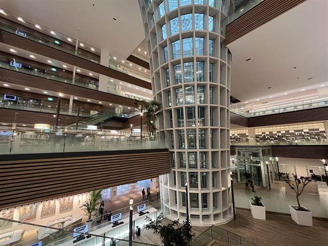 桃园市立图书馆新总馆有着全台最美图书馆称号，由于进行缺失改善工程，除了周一固定休馆日以外，增加8天额外休馆日。（陈梦茹摄）