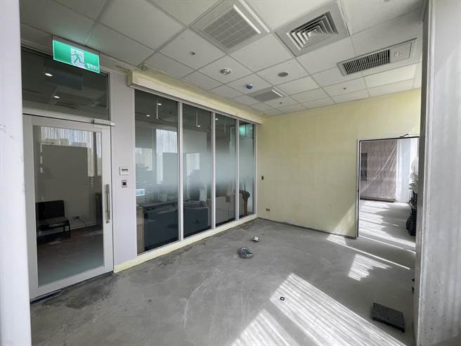 桃园市立图书馆新总馆有着全台最美图书馆称号，由于进行缺失改善工程，除了周一固定休馆日以外，增加8天额外休馆日。（陈梦茹摄）