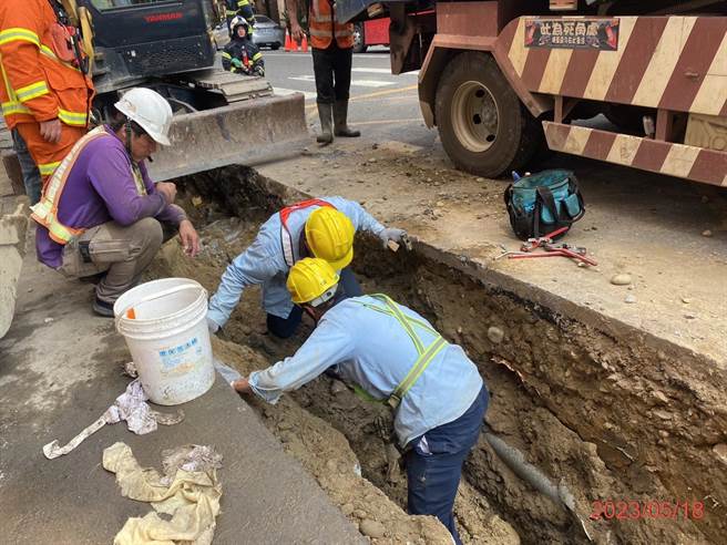 桃园市芦竹区奉化路今天下午进行再生水工程，施工过程中意外挖破瓦斯管线。（桃园市水务局提供／陈梦茹桃园传真）