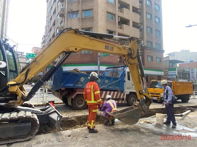 桃园市芦竹区奉化路今天下午进行再生水工程，施工过程中意外挖破瓦斯管线。（桃园市水务局提供／陈梦茹桃园传真）