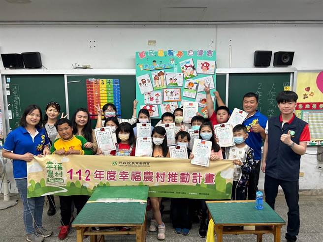 桃园市观音区农会前进校园推广食农教育，带领学童成为「养菇小达人」。（观音区农会提供／蔡明亘桃园传真）