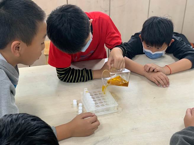 桃园市观音区农会前进校园推广食农教育，制作蜂蜡护唇膏。（观音区农会提供／蔡明亘桃园传真）