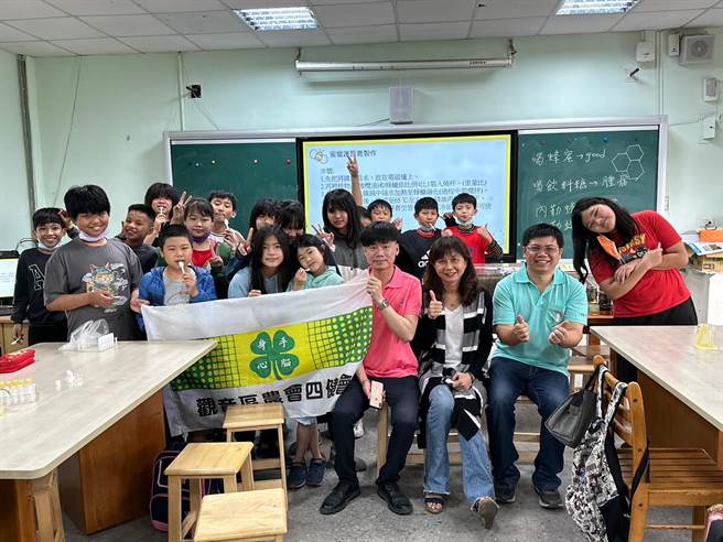 桃园市观音区农会前进校园推广食农教育，制作蜂蜡护唇膏。（观音区农会提供／蔡明亘桃园传真）