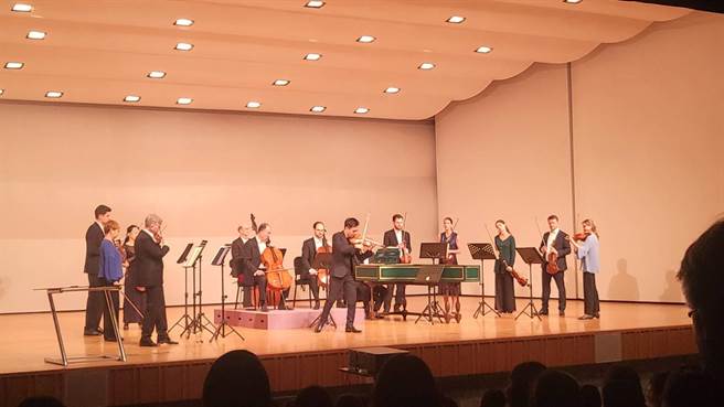柏林爱乐巴洛克独奏家合奏团睽违8年访台，和小提琴家曾宇谦同台演奏经典的韦瓦第《四季》，今天特地到台中葫芦墩文化中心举行教育专场演出。（李欣恬摄）