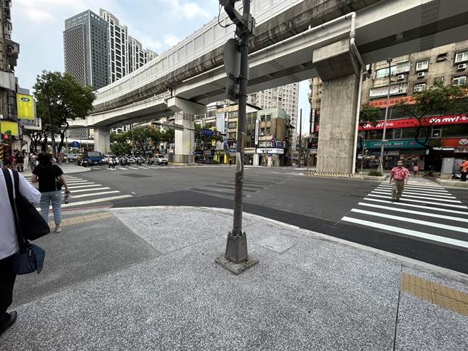 施工后既有折角的行穿线拉直并退缩。（板桥区公所提供）