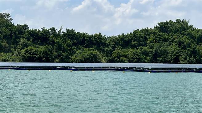 农田水利署嘉南管理处在乌山头水库设置水面型太阳能光电设施，今年规画申请设置第二期，扩大种电规模。（张毓翎摄）