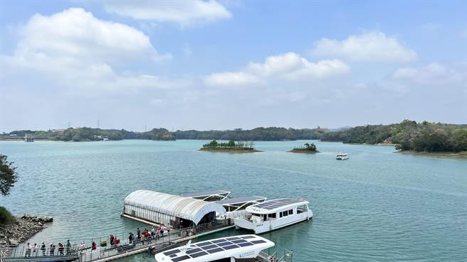 农田水利署嘉南管理处提到，水面型太阳能光电设施设置地点很隐密，游客除非搭船游湖，否则其实不易看到。（张毓翎摄）