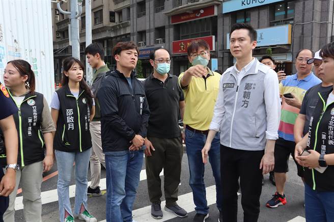 竹北市長鄭朝方帶隊去豐采520周圍封路。（邱立雅攝）