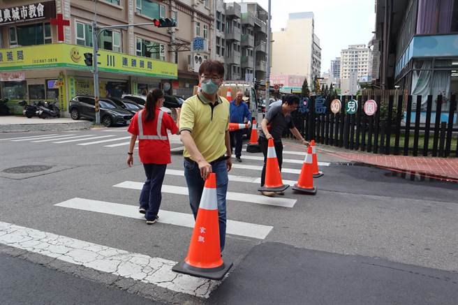 豐采520建案周圍18日下午遭竹北市公所封路。（邱立雅攝）