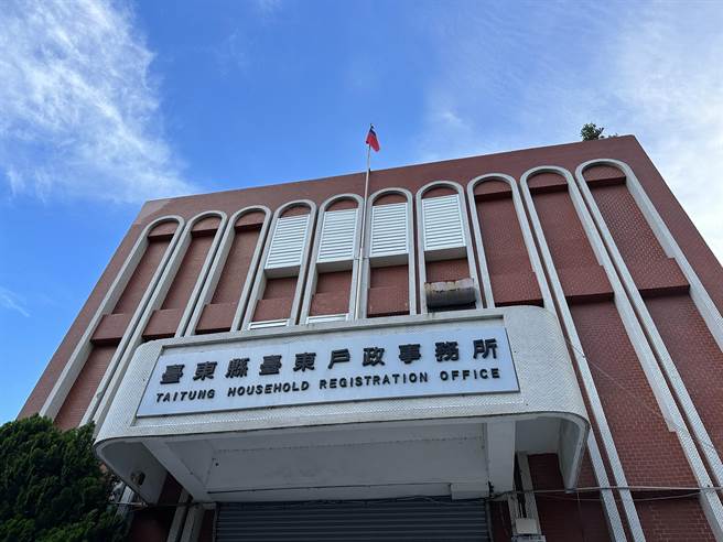 5月20日是近年来最热门的结婚登记日，台东户政事务所当天开放民眾登记结婚还送好礼。（蔡旻妤摄）