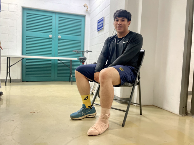 中信兄弟曾颂恩在17日比赛中不慎造成左脚踝扭伤，球队今天将他降下二军休养。（毛琬婷摄）