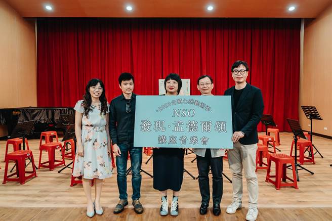 贝桑颂指挥大赛首奖得主、国家交响乐团协同指挥吴曜宇今（18日）天到台南永福国小，举办《发现．孟德尔颂》讲座音乐会，除了分享学习音乐的心得，同时也带领永福国小管弦乐团演出作曲家比才作品《卡门》的前奏曲。（国家交响乐团提供）