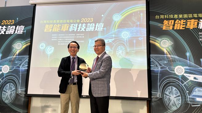 台湾科技产业园区电电公会周光春理事长(右)致赠奖牌给高雄市林钦荣副市长(左)。(记者张雅云摄)