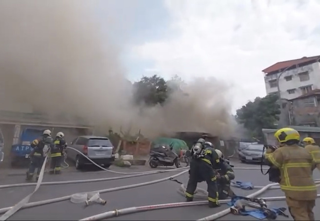 北市大安区木造平房火警，浓烟狂窜警消抢救。（翻摄画面）