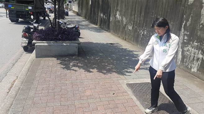 议员魏筠说，中坜区兴仁路一段人行道铺砖方式与机车停车格相似，根本是陷阱。(魏筠提供／蔡依珍桃园传真)