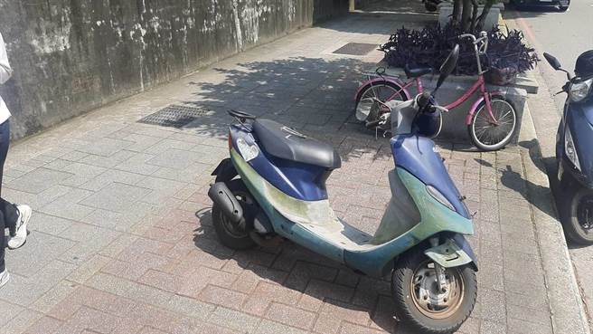 议员魏筠说，中坜区兴仁路一段人行道铺砖方式与机车停车格相似，根本是陷阱。(魏筠提供／蔡依珍桃园传真)