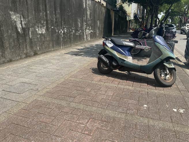 议员魏筠说，中坜区兴仁路一段人行道铺砖方式与机车停车格相似，根本是陷阱。(魏筠提供／蔡依珍桃园传真)