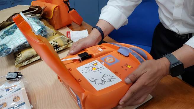 桃园市教育局自2014年起补助市立学校添购设置自动体外心臟电击去颤器（AED），目前学校AED设置率达100％。（桃园市教育局提供／陈梦茹桃园传真）