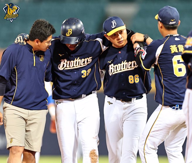 中信兄弟曾颂恩（中）在比赛中伤退，总教练彭政闵（右）上前搀扶。（中信兄弟提供）