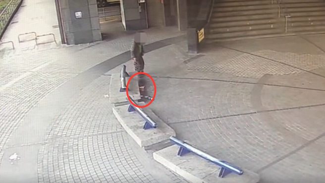 汐止火车站秀峰路出口广场，4月11日8时37分有民眾焚烧杂物，造成石椅底部熏黑。（图／警方提供）