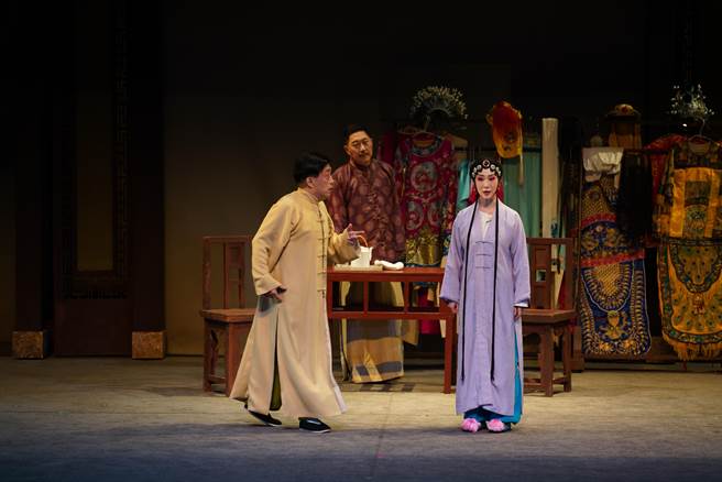 京剧名角李宝春最新作品、新编京剧音乐剧《戏里戏外》即将于本周末登场，从戏班故事，描述伶人风骨与两代情结。（辜公亮文教基金会提供）