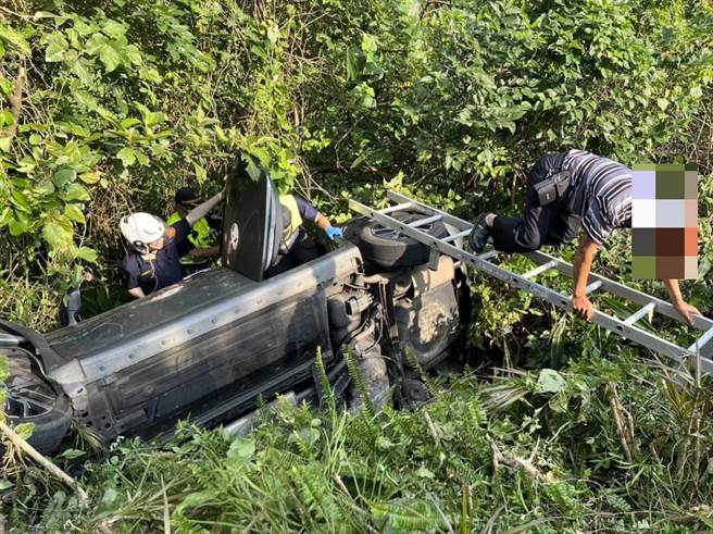 新北市贡寮区吉林产业道路18日下午发生一起休旅车翻下边坡的意外。（新北市消防局提供／张志康新北传真）