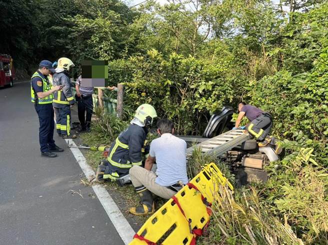 新北市贡寮区吉林产业道路18日下午发生一起休旅车翻下边坡的意外。（新北市消防局提供／张志康新北传真）