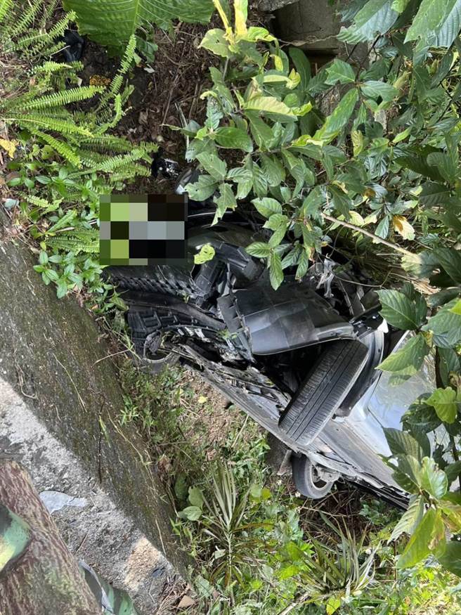 新北市贡寮区吉林产业道路18日下午发生一起休旅车翻下边坡的意外。（新北市消防局提供／张志康新北传真）