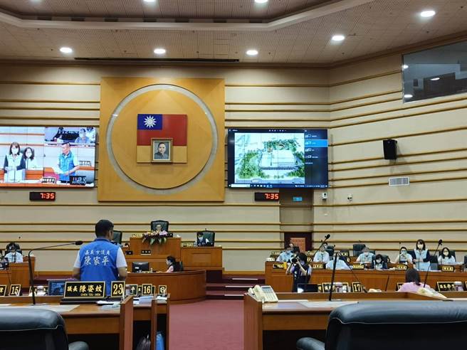 嘉义市议员陈家平今天质询嘉义市总图园区经费，批中央「跳票中」。（廖素慧摄）