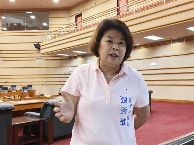 嘉义市议员张秀华强调不分蓝绿为地方争取建设。（廖素慧摄）