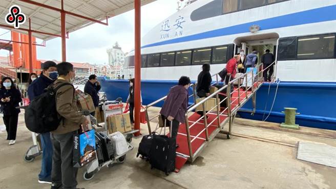 2023年3月25日金门小三通开放客运中转首日，首班金门往五通船班载运114名旅客出境，五通往金门船班载运133名旅客入境，其中包含不少台商开心搭船返家。（于家麒摄）