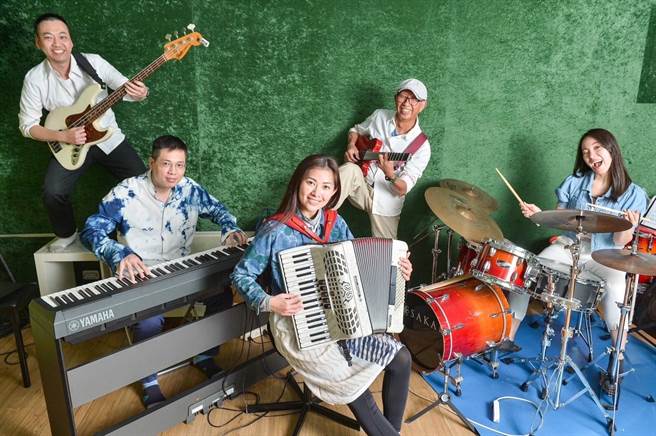 山狗大后生乐团专辑《檐风谣》，入围今年金曲奖最佳客语专辑奖、最佳客语歌手奖与年度专辑奖，5月21日将于桃园观音开唱，分享客家音乐之美。（山狗大后生乐团提供／蔡明亘桃园传真）