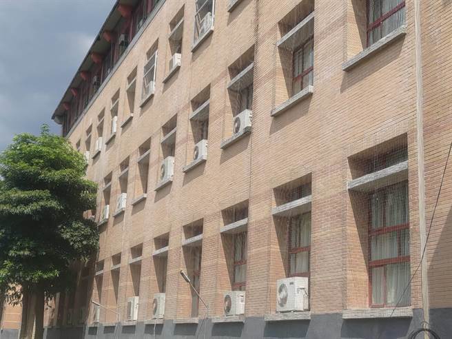 东华大学校防范鸽子入侵，包括在窗户做隐形窗、平台设钢刺等。（民眾提供／王志伟花莲传真）