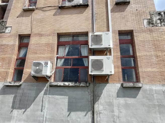 东华大学校防范鸽子入侵，包括在窗户做隐形窗、平台设钢刺等。（民眾提供／王志伟花莲传真）