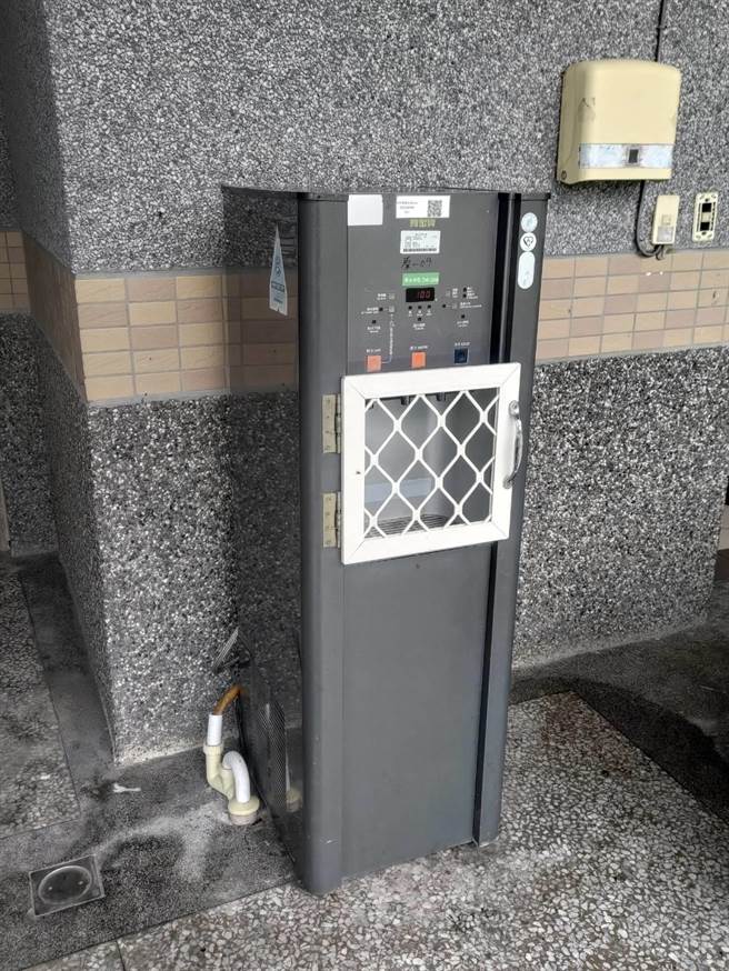 为防范鸽子在引数脚下蛋，校方在饮水机加装可拉式铁窗。（民眾提供）