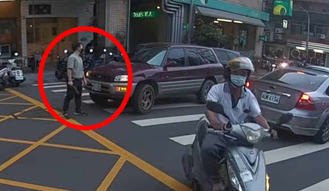 厢型车停在路口准备左转，车头不但占据斑马线一半空间，当时一名男子走在斑马线上经过车头时，驾驶竟直接往前开，吓得男子赶紧出手阻挡。（翻摄自YouTube频道「WoWtchout - 地图型行车影像分享平台」）