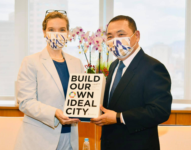 國民黨總統參選人、新北市長侯友宜（右）曾於2021年8月31日在市府會見美國在台協會(AIT)台北辦事處長孫曉雅（左）。（摘自侯友宜臉書）